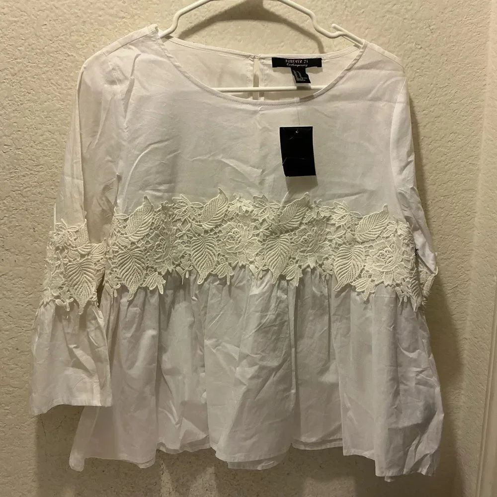 NWT Forever 21 WHITE STITCHING LACE RUFFLE 3/4 SLEEVE TOP MEDIUM NEW WITH TAG